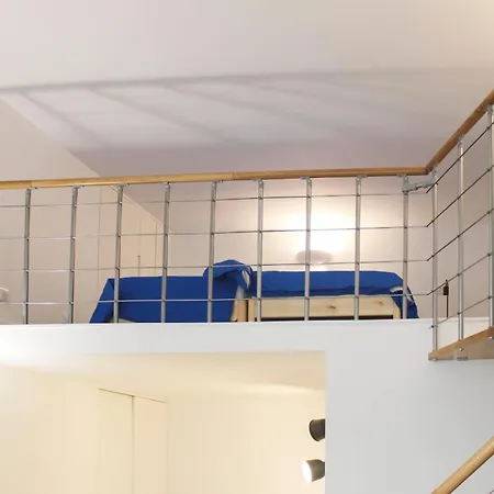 Charming Mezzanine Near Buttes-chaumont 아파트 *