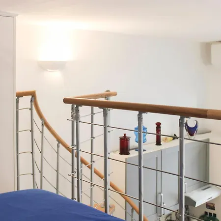 Charming Mezzanine Near Buttes-chaumont 아파트 *